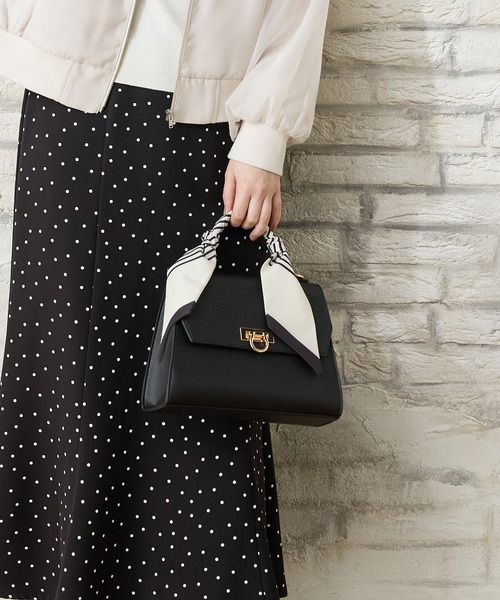 Honeys(ハニーズ)の「スカーフ付フラップバッグ(ハンドバッグ・レディース・アイボリー/ブラック/ブラウン・FREE)」の6枚目の写真