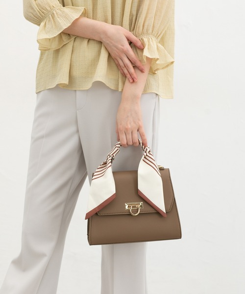 Honeys(ハニーズ)の「スカーフ付フラップバッグ(ハンドバッグ・レディース・アイボリー/ブラック/ブラウン・FREE)」の10枚目の写真