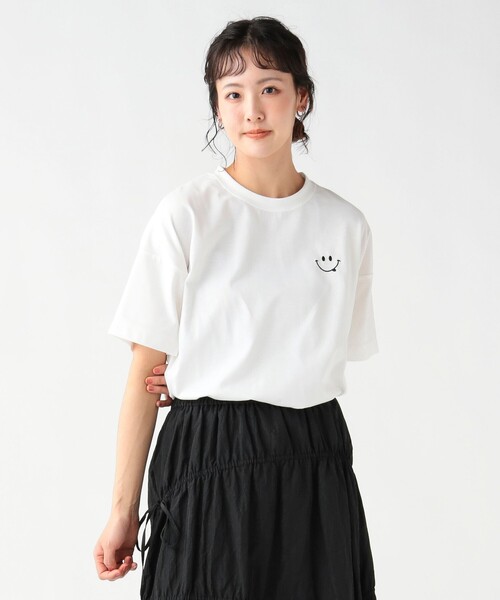 BEAMS HEART（ビームスハート）の「【7/16値下げ】スマイル刺繍 Tシャツ（Tシャツ/カットソー・レディース・レッド/ホワイト/グレー/ブラック・FREE）」の2枚目の写真