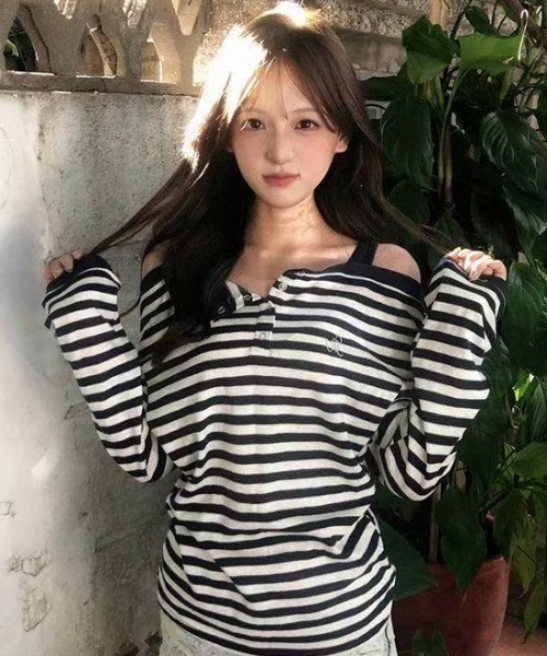 DIAVEL(ディアベル)の「【26春夏新作】ボーダー柄 オフショルダートップス(Tシャツ/カットソー・レディース・ネイビー・M)」の4枚目の写真