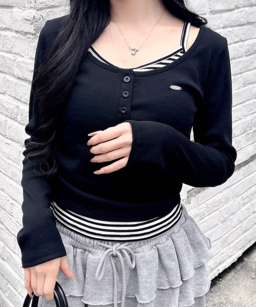 INGNI（イング）の「胸プレート付レイヤード風トップス（Tシャツ/カットソー・レディース・ブラック/チャコールグレー・M）」の2枚目の写真