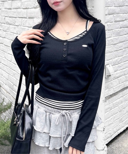 INGNI（イング）の「胸プレート付レイヤード風トップス（Tシャツ/カットソー・レディース・ブラック/チャコールグレー・M）」の4枚目の写真