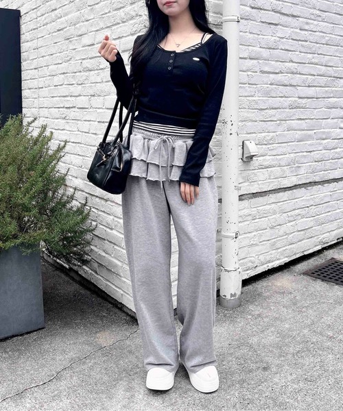 INGNI（イング）の「胸プレート付レイヤード風トップス（Tシャツ/カットソー・レディース・ブラック/チャコールグレー・M）」の8枚目の写真