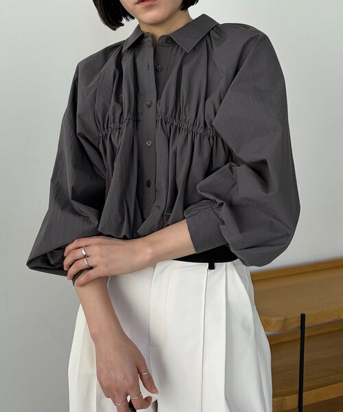 CAPRICIEUX LE'MAGE（カプリシューレマージュ）の「バルーンクロップシャツ（シャツ/ブラウス・レディース・ブルー/ホワイト/ピンク/チャコールグレー・FREE）」の2枚目の写真