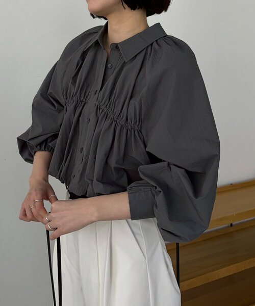 CAPRICIEUX LE'MAGE（カプリシューレマージュ）の「バルーンクロップシャツ（シャツ/ブラウス・レディース・ブルー/ホワイト/ピンク/チャコールグレー・FREE）」の13枚目の写真