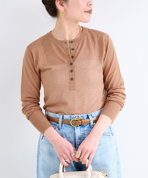 Simplicite（サンプリシテ）の「《追加2》手洗い可 / シアーニットヘンリープルオーバー（ニット/セーター・レディース・ベージュ/サックスブルー/ブラウン系その他/ブラック・FREE）」の2枚目の写真