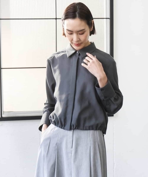 MICHEL KLEIN(ミッシェル・クラン)の「シアータッチ ドローストリングシャツブラウス(シャツ/ブラウス・レディース・チャコールグレー/アイボリー・38)」の2枚目の写真