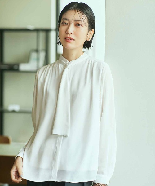 IEDIT（イディット）の「ＩＥＤＩＴ　インナーカットソー付きシックなボウタイブラウス（シャツ/ブラウス・レディース・ライトブルー/ネイビー/ホワイト・4L/3L/LL/L/M/S）」の2枚目の写真