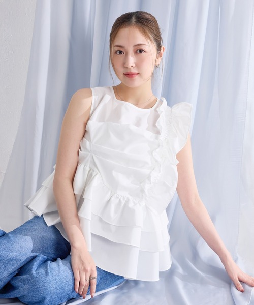 en CAnAF(エンカナフ)の「【一枚で華やかさが完成する】フリルギャザーティアードブラウス(シャツ/ブラウス・レディース・オフホワイト/ブラック/ブルー・フリー)」の1枚目の写真
