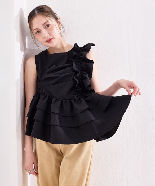 en CAnAF(エンカナフ)の「【一枚で華やかさが完成する】フリルギャザーティアードブラウス(シャツ/ブラウス・レディース・オフホワイト/ブラック/ブルー・フリー)」の2枚目の写真