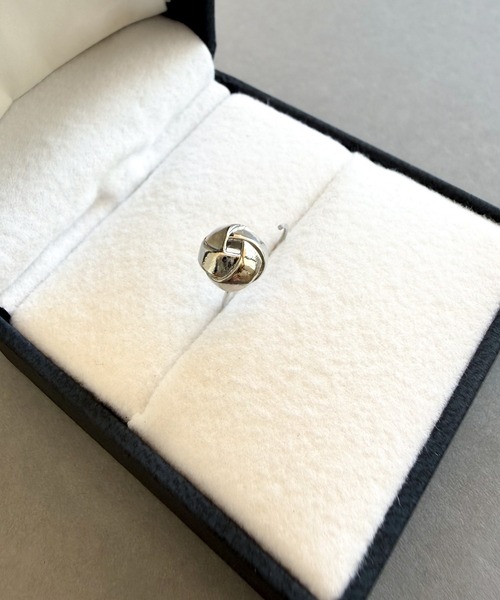 DiamondHearts(ダイヤモンドハーツ)の「片耳用 ノットモチーフ ハーフフープピアス(ピアス(片耳用)・レディース・シルバー・FREE)」の3枚目の写真