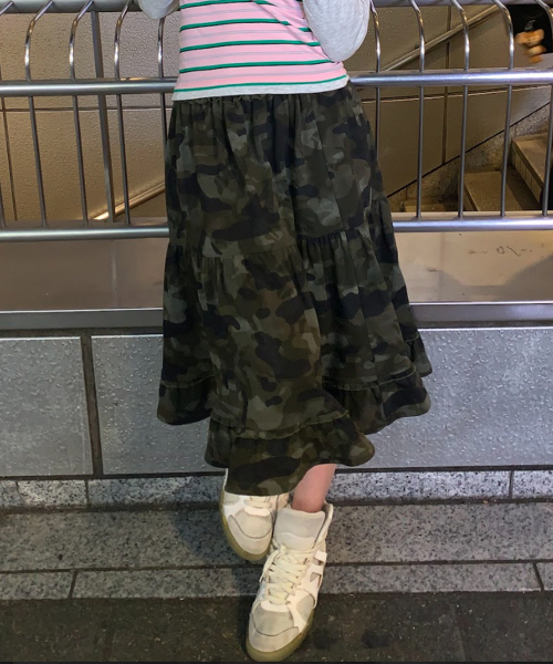YOUHEE(ユヒ)の「CAMO TIERED LAYERED MIDI SKIRT_KHAKI(スカート・レディース・その他・FREE)」の2枚目の写真
