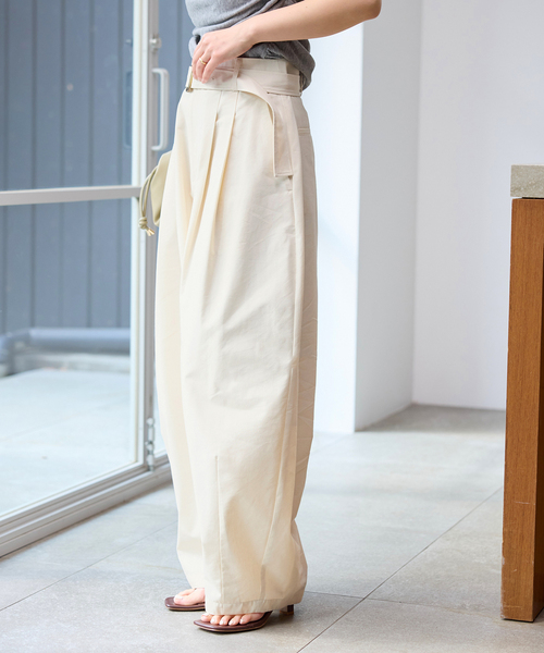 SLOBE IENA(スローブイエナ)の「ベルテッドカーブパンツ(その他パンツ・レディース・チャコールグレー/アイボリー・36/38)」の17枚目の写真