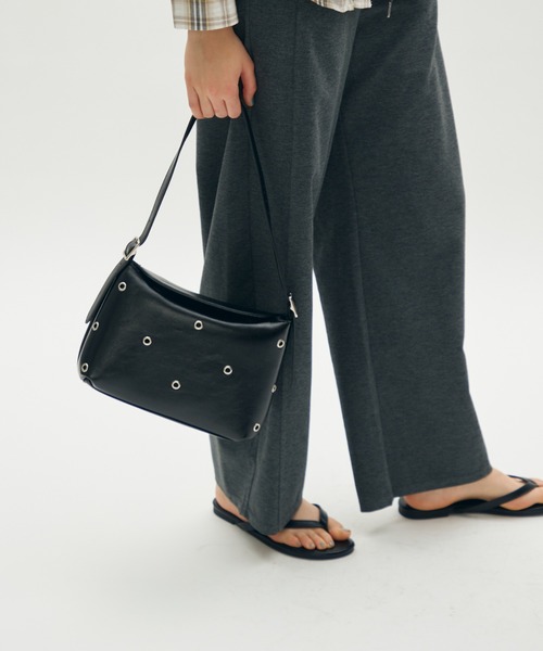 full/fill.(フルフィル)の「eyelet square shoulder bag / アイレットスクエアショルダーバッグ(ショルダーバッグ・レディース・ブラック/ブラウン・FREE)」の3枚目の写真