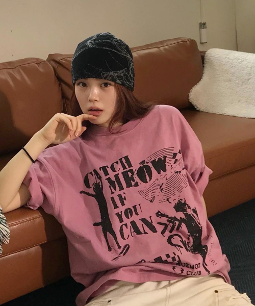 MOZMOZ(モズモズ)の「ピグメントダンシングキャット オーバーサイズ 半袖Tシャツ ピンク(Tシャツ/カットソー・レディース・その他・M/XL/XXL)」の1枚目の写真