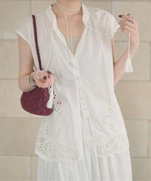 LAULEN（ローレン）の「eyelet lace v neck blouse /アイレットレースVネックブラウス（シャツ/ブラウス・レディース・ホワイト/ブラック・FREE）」の2枚目の写真