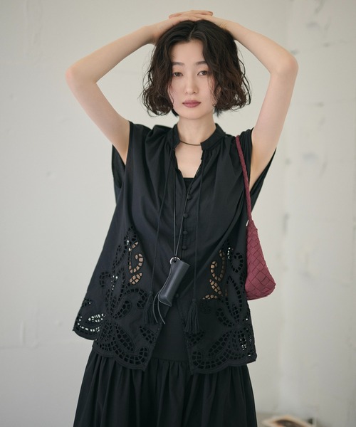 LAULEN（ローレン）の「eyelet lace v neck blouse /アイレットレースVネックブラウス（シャツ/ブラウス・レディース・ホワイト/ブラック・FREE）」の4枚目の写真