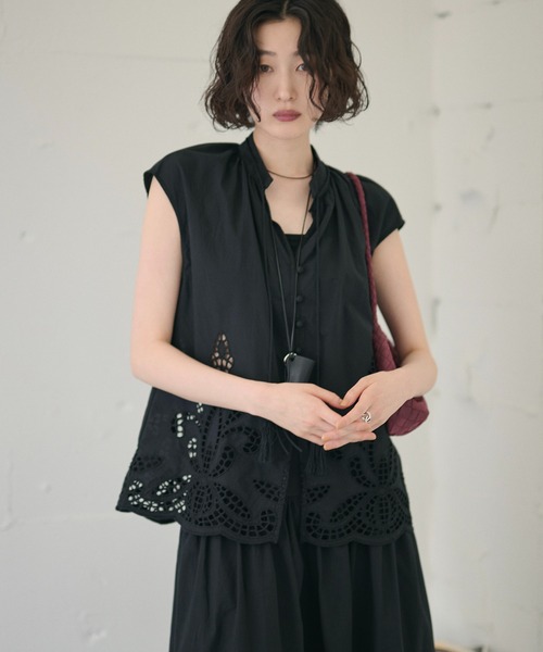 LAULEN（ローレン）の「eyelet lace v neck blouse /アイレットレースVネックブラウス（シャツ/ブラウス・レディース・ホワイト/ブラック・FREE）」の5枚目の写真
