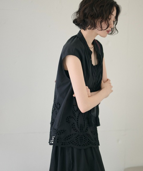 LAULEN（ローレン）の「eyelet lace v neck blouse /アイレットレースVネックブラウス（シャツ/ブラウス・レディース・ホワイト/ブラック・FREE）」の6枚目の写真