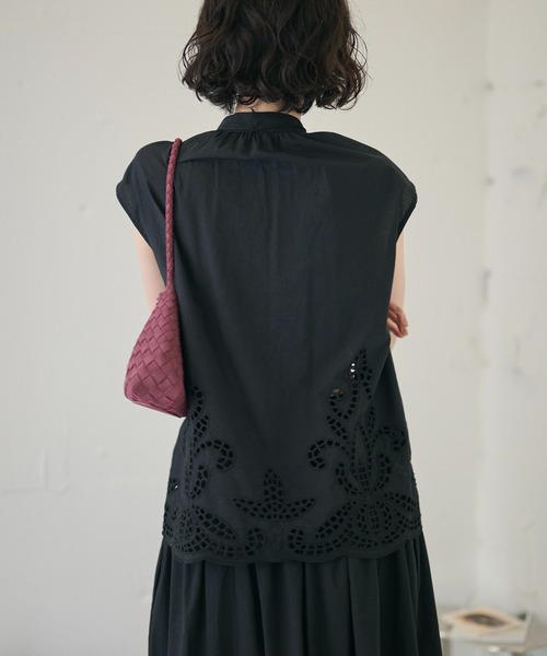 LAULEN（ローレン）の「eyelet lace v neck blouse /アイレットレースVネックブラウス（シャツ/ブラウス・レディース・ホワイト/ブラック・FREE）」の7枚目の写真