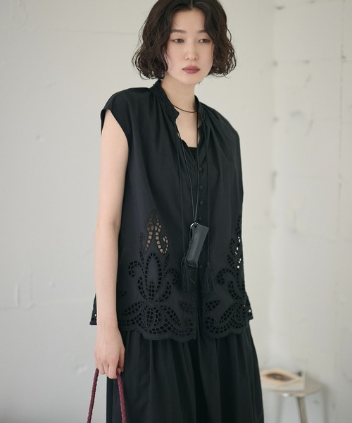 LAULEN（ローレン）の「eyelet lace v neck blouse /アイレットレースVネックブラウス（シャツ/ブラウス・レディース・ホワイト/ブラック・FREE）」の9枚目の写真