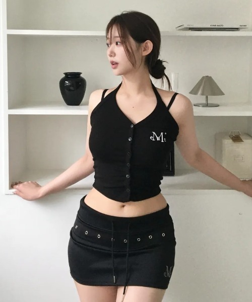 MUCENT(ムセント)の「【日本未発売/WEB限定】MUCENT(ムセント)/ホルターネック スリーブレス クロップ タンクトップ/MERA HALTER NECK CROP SLEEVELESS(タンクトップ・レディース・ブラック/ホワイト/チャコールグレー・FREE)」の4枚目の写真