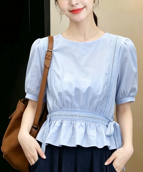 LUCPY(ラクピー)の「ウエストペプラムパフブラウス(シャツ/ブラウス・レディース・ホワイト/ブルー・MEDIUM/LARGE/X-LARGE/SMALL)」の4枚目の写真
