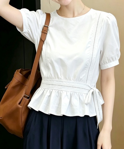 LUCPY(ラクピー)の「ウエストペプラムパフブラウス(シャツ/ブラウス・レディース・ホワイト/ブルー・MEDIUM/LARGE/X-LARGE/SMALL)」の3枚目の写真