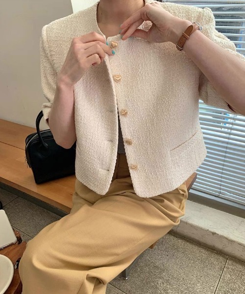 FAVORITO(ファヴォリート)の「半袖ノーカラージャケット(ノーカラージャケット・レディース・ベージュ・F)」の4枚目の写真