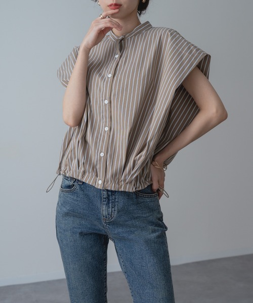 refinedworks(リファインドワークス)の「【refinedworks】旬顔シルエット! バンドカラー 裾ドロスト 立体ブラウス(シャツ/ブラウス・レディース・ブルー/ホワイト/ブラック/ブラウン・FREE)」の1枚目の写真