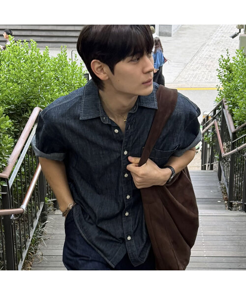 MINDBRIDGE（マインドブリッジ）の「[ON]ステッチデニムオーバーサイズデイリーハーフ袖シャツ - 2カラー（シャツ/ブラウス・メンズ・ブラック/ダークインディゴブルー・100/110/95/105）」の2枚目の写真