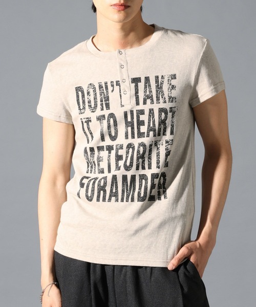 LAND MUSEUM（ランドミュージアム）の「LAND MUSEUM／ロゴプリントヘンリーT（Tシャツ/カットソー・メンズ・ベージュ/ブラック・MEDIUM/LARGE）」の2枚目の写真
