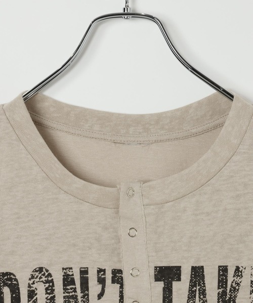 LAND MUSEUM（ランドミュージアム）の「LAND MUSEUM／ロゴプリントヘンリーT（Tシャツ/カットソー・メンズ・ベージュ/ブラック・MEDIUM/LARGE）」の4枚目の写真