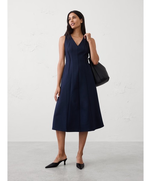 BANANA REPUBLIC FACTORY STORE(バナナリパブリック ファクトリーストア)の「BANANA REPUBLIC FACTORY STORE ポンチ ミディワンピース(ワンピース・レディース・ブラック/ネイビー・XS/S/M/L)」の1枚目の写真