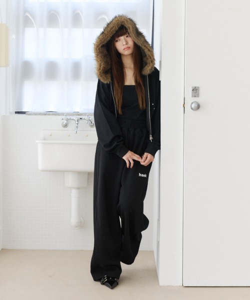 haek(ハク)の「curve sweat pants/カーブスウェットパンツ(スウェットパンツ・レディース・グレー/ブラック・MEDIUM/SMALL)」の4枚目の写真