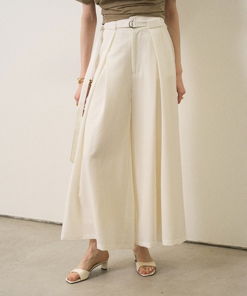MIELI INVARIANT（ミエリインヴァリアント）の「Wide Tuck Belt Flare Slacks（スラックス・レディース・ホワイト/ブラック/レモンイエロー・SMALL/MEDIUM）」の2枚目の写真