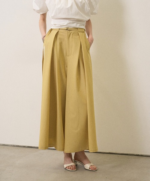 MIELI INVARIANT（ミエリインヴァリアント）の「Wide Tuck Belt Flare Slacks（スラックス・レディース・ホワイト/ブラック/レモンイエロー・SMALL/MEDIUM）」の3枚目の写真