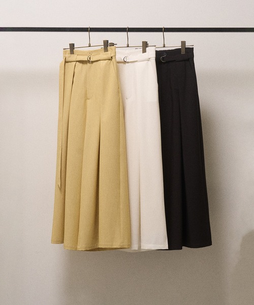MIELI INVARIANT（ミエリインヴァリアント）の「Wide Tuck Belt Flare Slacks（スラックス・レディース・ホワイト/ブラック/レモンイエロー・SMALL/MEDIUM）」の4枚目の写真
