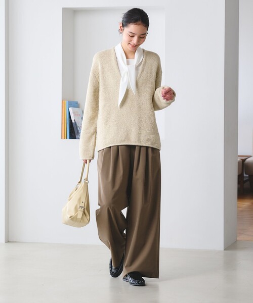 BEAUTY&YOUTH UNITED ARROWS（ビューティーアンドユースユナイテッドアローズ）の「テープヤーン ディープVネック ニット（ニット/セーター・レディース・ナチュラル/ネイビー/ダークブラウン・FREE）」の12枚目の写真