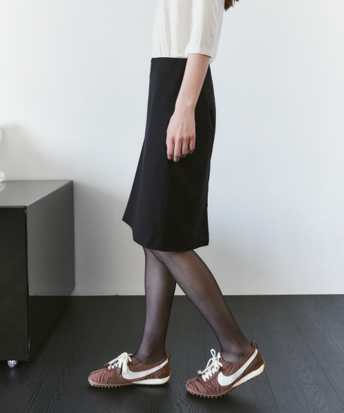 SIYAZU（シヤジュ）の「SIST9075 シンプルミディスカート_Black（スカート・レディース・ブラック・SMALL/MEDIUM）」の2枚目の写真