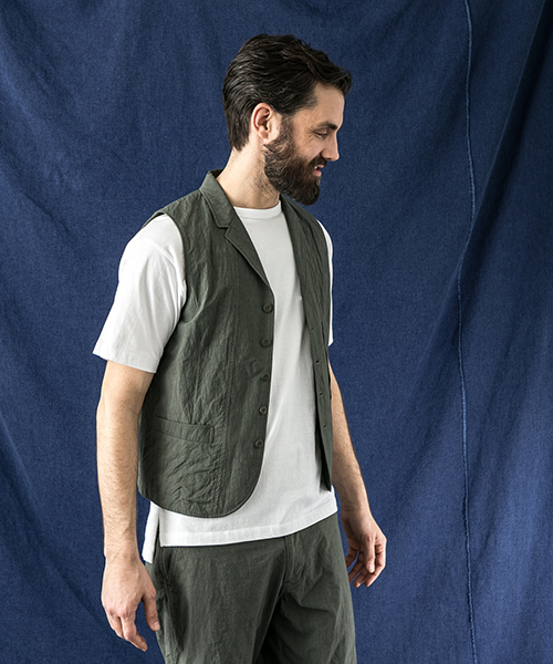 WORK NOT WORK URBAN RESEARCH（ワークノットワークアーバンリサーチ）の「WORK NOT WORK　タイプライターテーラードベスト（ベスト・メンズ・オリーブ・MEDIUM/SMALL/LARGE）」の3枚目の写真