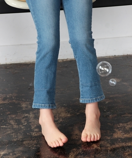 Rora（ローラ）の「ロールアップ デニム スキニーパンツ（デニムパンツ・キッズ・ワンウォッシュ・110cm/100cm/120cm/130cm/90㎝/140cm/150cm）」の18枚目の写真