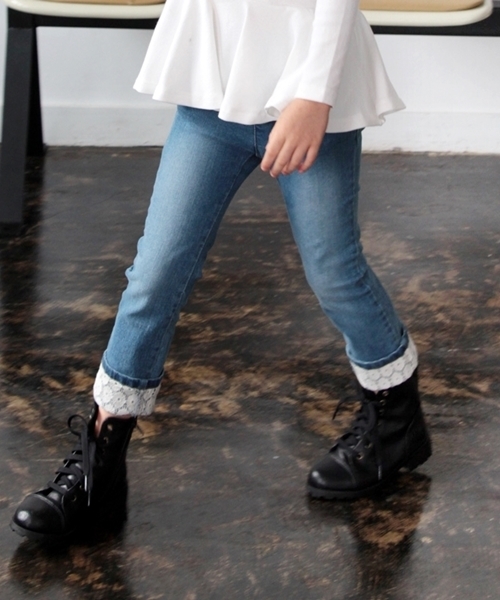 Rora（ローラ）の「ロールアップ デニム スキニーパンツ（デニムパンツ・キッズ・ワンウォッシュ・110cm/100cm/120cm/130cm/90㎝/140cm/150cm）」の19枚目の写真