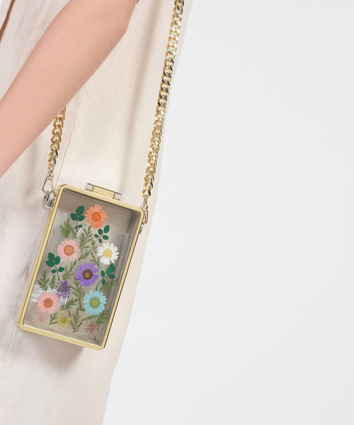 CHARLES & KEITH（チャールズ & キース）の「フローラルアクリルクラッチ / FLORAL ACRYLIC CLUTCH（クラッチバッグ・レディース・ホワイト/マルチ・S）」の3枚目の写真
