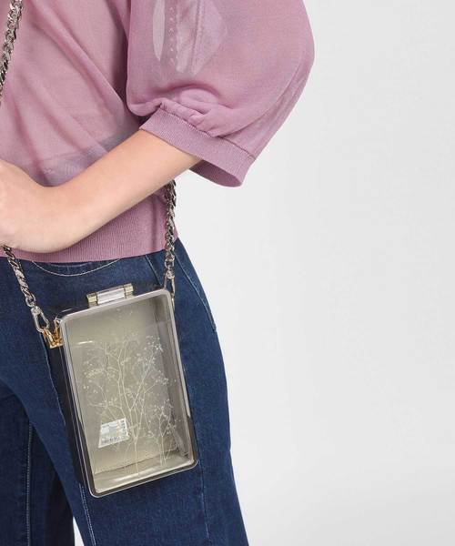 CHARLES & KEITH（チャールズ & キース）の「フローラルアクリルクラッチ / FLORAL ACRYLIC CLUTCH（クラッチバッグ・レディース・ホワイト/マルチ・S）」の12枚目の写真