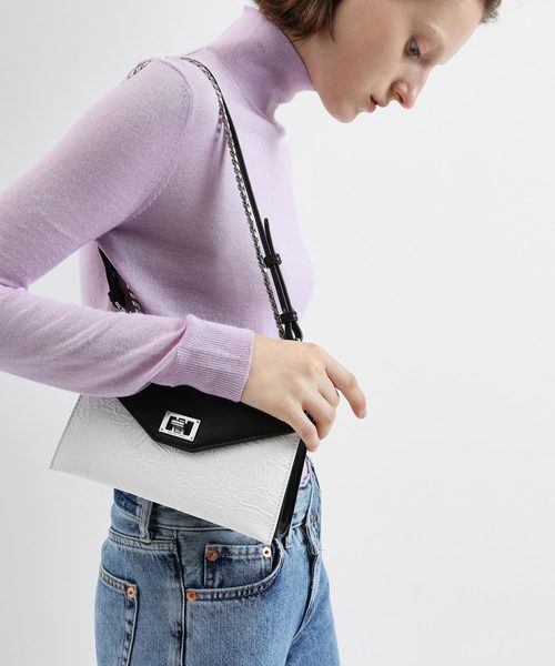 CHARLES & KEITH（チャールズ & キース）の「エンベロープバッグ / Envelope Bag（ショルダーバッグ・レディース・ホワイト/ブラック/ブルー/バーガンディー・S）」の11枚目の写真