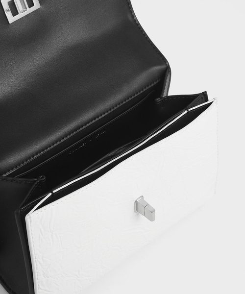 CHARLES & KEITH（チャールズ & キース）の「エンベロープバッグ / Envelope Bag（ショルダーバッグ・レディース・ホワイト/ブラック/ブルー/バーガンディー・S）」の9枚目の写真