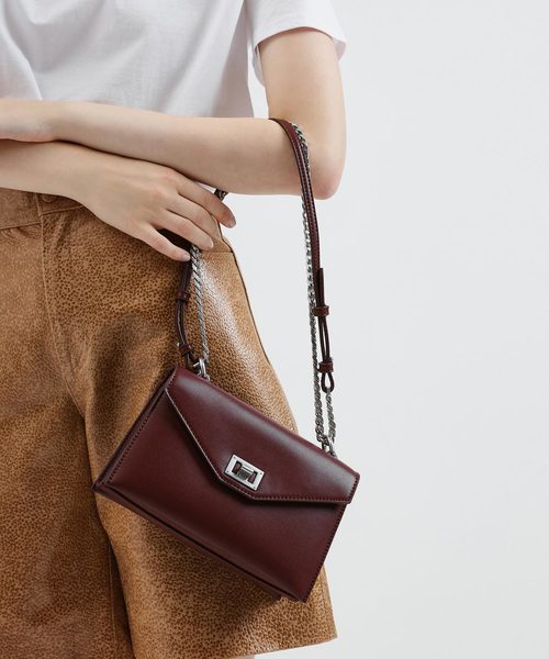 CHARLES & KEITH（チャールズ & キース）の「エンベロープバッグ / Envelope Bag（ショルダーバッグ・レディース・ホワイト/ブラック/ブルー/バーガンディー・S）」の15枚目の写真