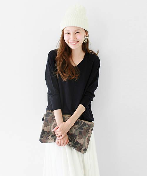 URBAN RESEARCH（アーバンリサーチ）の「UR Ｖネックルーズフィットニット（ニット/セーター・レディース・オフホワイト/トップグレー/グリーン/ネイビー/ピンクベージュ・FREE）」の4枚目の写真