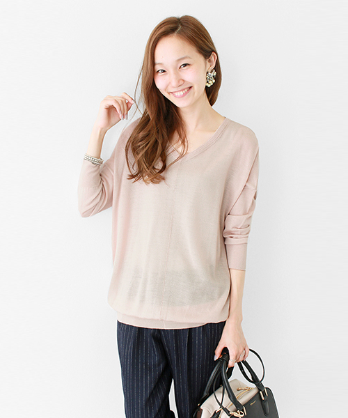 URBAN RESEARCH（アーバンリサーチ）の「UR Ｖネックルーズフィットニット（ニット/セーター・レディース・オフホワイト/トップグレー/グリーン/ネイビー/ピンクベージュ・FREE）」の5枚目の写真